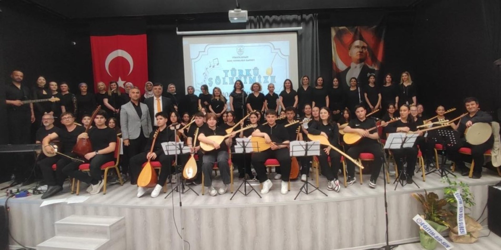 Ortaokul Öğrencilerinden Türkü Şöleni: 