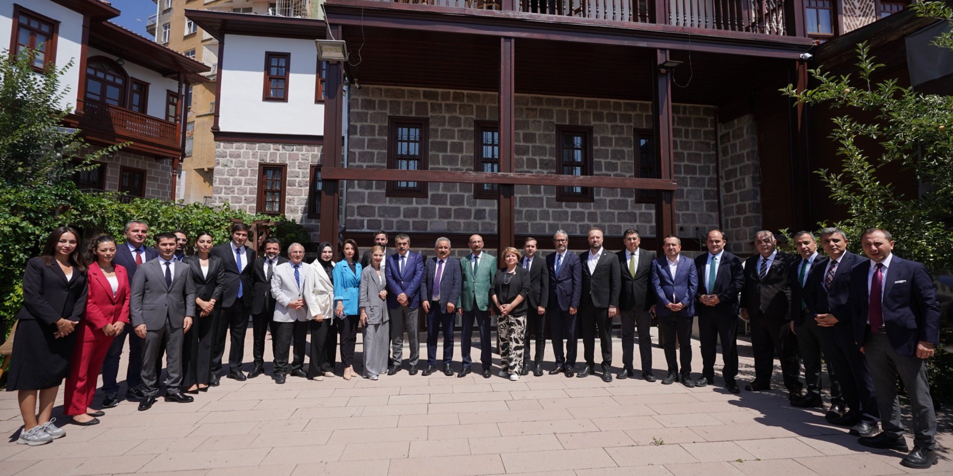 BAKAN TEKİN, ANKARA'DA MEDYA MENSUPLARIYLA BULUŞTU